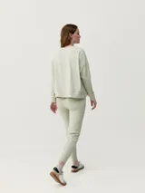 Sudadera deportiva de corte holgado con cuello redondo, mangas largas y aberturas laterales. Confeccionada en tejido técnico suave con acabado mate.