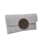 Sobre de mano color plateado con textura tejida, presenta un aplique circular central bordado con canutillos y cristales en tono peltre. Incluye una cadena metálica extraíble para llevar al hombro.