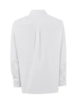 Camisa de manga larga RKF en color blanco, con cuello clásico y cierre frontal de botones. Presenta un diseño minimalista con el logo de la marca bordado en tono sobre tono en el pecho.