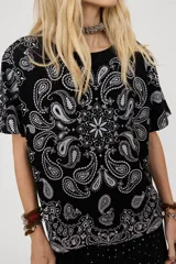 Remera de algodón negra con estampado paisley estilo bandana en color blanco, de manga corta y cuello redondo.