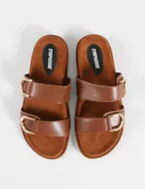 Sandalias marrones con dos tiras anchas de cuero sintético y hebillas metálicas doradas.