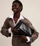 Cartera shoulder mediana de cuero sintético negro con asa de cadena.