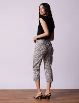 Pantalón capri de gabardina elastizada estampada, marca Zac & Rachel, con pretina ancha elastizada.