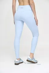 Calza deportiva celeste con cintura alta y compresión media.