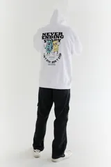 Canguro blanco de algodón sin felpa, con capucha y estampado en la espalda con la frase "Never Ending Story" y un diseño de dos personajes animados.