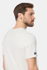 Remera básica de algodón color azul marino, de manga corta, con cuello redondo y logo bordado en el frente.