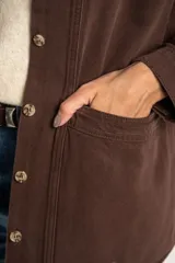 Sobrecamisa marrón de algodón con cuello camisero, cierre frontal con botones y bolsillos de parche en el pecho.