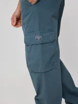 Pantalón cargo negro de corte holgado, confeccionado en algodón.