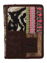 Billetera de tres cuerpos con diseño patchwork que combina cuero natural, cuero con pelo y jacquard de algodón. Incluye múltiples compartimentos para tarjetas, billetes, monedas y ventana plástica, con tecnología RFID para protección de datos.