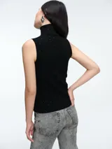 Top sin mangas al cuerpo confeccionado en tejido de viscosa con micro lentejuelas brillantes. Presenta cuello alto y diseño elástico, ideal para diversas ocasiones.