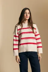 Sweater de tejido de punto con diseño de rayas horizontales en color azul marino y terracota, de cuello redondo y corte relajado.