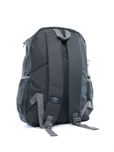 Mochila Umbro de color gris oscuro con diseño estampado en el bolsillo frontal. Cuenta con compartimento principal con cierre, bolsillo frontal con cierre, bolsillos laterales de red y logo de la marca aplicado en la parte superior.