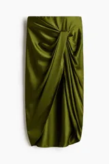 Pollera midi de satén color verde militar, con diseño cruzado, detalle drapeado frontal y tajo pronunciado.