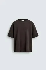 Sudadera de manga corta con corte relajado, confeccionada en tejido interlock de algodón con elasticidad y cuello redondo.