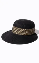 Sombrero de ala ancha color negro con detalle de cinta estampada en tonos dorados alrededor de la copa.
