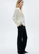 Pantalón wide leg de tiro medio color negro, con bolsillos laterales, cierre de cremallera, botón y ganchos ocultos con tapeta.