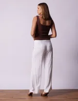 Pantalón de lino color crudo, de corte ancho y tiro alto.