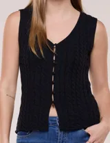 Chaleco negro de tejido de punto con diseño trenzado, escote en V y cierre frontal de botones.