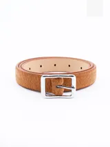 Cinto marrón con textura de pelo, hebilla metálica plateada con forma rectangular.