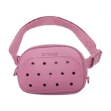 Riñonera Crocs Classic color rosado con 13 perforaciones en el panel frontal para personalizar con Jibbitz, compartimento principal con cierre y correa ajustable con logo grabado.
