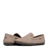 Mocasines Freeway Rutero Duna de color marrón, confeccionados 100% en cuero con costuras visibles hechas a mano. Presentan detalles elásticos en los laterales del empeine, un pequeño aplique metálico con el logo de la marca y suela de goma oscurecida.