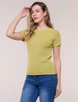 Blusa de punto calado color blanco, de silueta entallada, manga corta raglán y escote redondo, con detalles de tejido fantasía en el canesú y terminaciones festonadas.