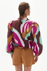 Short de lino color caramelo, de tiro alto con pinzas, bolsillos laterales y cierre frontal con gancho interno.