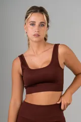 Top deportivo color borgoña, de breteles anchos y corte por debajo del busto.