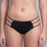 Bombacha colaless negra de lycra con tiras elásticas laterales y fundillo de algodón.