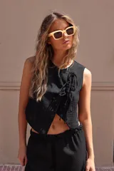 Bermuda color crudo con estampado de lunares negros, con pinzas y bolsillos laterales.