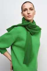 Jersey de punto liso confeccionado en lana 100%, con cuello redondo y mangas que llegan por debajo del codo.