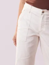 Pantalón jean wide leg color blanco, marca Zac & Rachel. Tiro alto, pretina con pasadores, botón y cierre. Bolsillos en delantera y trasera.