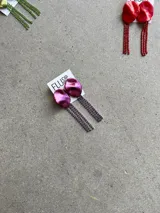 Caravanas colgantes de diseño irregular con base circular texturizada en tono dorado y flecos largos de strass brillantes.