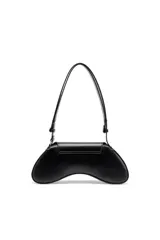 Bolso bandolera negro de cuero con forma sinuosa inspirada en los mandos de videojuegos. Tiene correa ajustable y logo ovalado de la marca en la solapa.