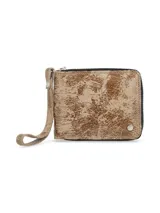 Billetera cuadrada de cuero sintético color tostado con efecto craquelado, cierre perimetral con cremallera y correa de mano extraíble.