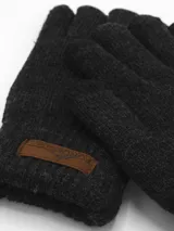 Guantes negros tejidos con detalle de etiqueta de cuero sintético en la muñeca.