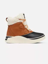 Bota de invierno impermeable Sorel modelo Out N About IV Chill, confeccionada en cuero marrón con puntera y base de goma negra, suela gruesa de goma blanca, y detalles de forro y cuello de borrego sintético blanco con cordones tostados.