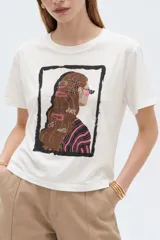 Remera de algodón de manga corta, color blanco, con cuello redondo y estampado frontal ilustrado con una mujer de perfil.
