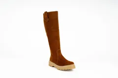 Bota de caña alta confeccionada en cuero nobuck color marrón, con suela track dentada y detalle de tirador en la parte superior de la caña.