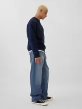 Jean de corte baggy con tiro medio y pierna ancha, en color azul oscuro con efecto lavado.