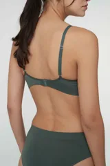 Soutien tipo bralette color beige, sin costuras y sin aro, con copas removibles. Confeccionado en microfibra, tiene breteles regulables y broche doble en la espalda con tres medidas.