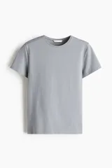 Remera entallada de punto de algodón elástico, color gris, con cuello redondo fino ribeteado y bajo recto.
