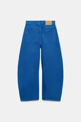 Jeans de tiro medio estilo balloon en color negro, con diseño de cinco bolsillos, trabillas para cinturón y cierre frontal con cremallera y botón metálico.