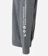 Saco con capucha y cierre frontal de color gris grafito, confeccionado en mezcla de algodón y poliéster. Presenta cordón ajustable en la capucha, puños y cintura ajustados, y una pequeña estampa localizada en el lado izquierdo del pecho con texto y tres círculos.