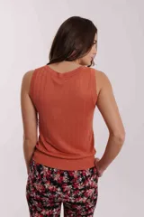 Musculosa fucsia de tejido de punto con cuello redondo y diseño acanalado vertical.