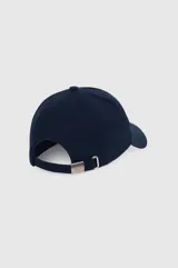 Gorra azul marino de algodón con visera curva y bordado frontal en color blanco y azul con el texto 'Anine Bing' y emblema institucional.