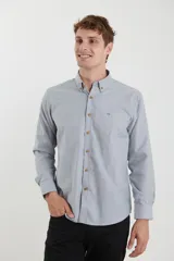 Camisa de vestir blanca de manga larga, con cuello abotonado, bolsillo frontal y botones en tono madera.