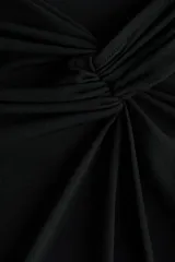 Top de manga larga en punto, color negro, con escote asimétrico, detalle girado en el frente y frunces laterales que crean un efecto drapeado.