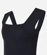 Blusa azul marino sin mangas confeccionada en tejido de punto con viscosa sostenible. Presenta escote cuadrado tanto en la parte delantera como en la espalda y breteles anchos.