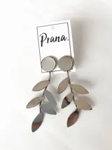 Par de aros colgantes plateados con forma de hojas. Cierre con tuerca a presión.